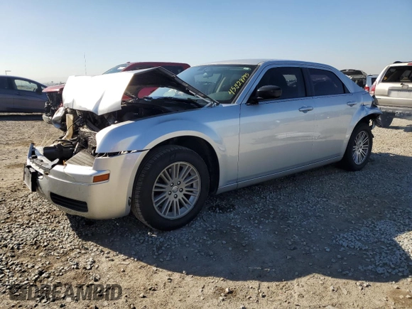 2009 Chrysler 300 LX z VIN 2C3KA43D79H505560, wystawiony jako Copart lot #45428795 z przebiegiem 49 295 mil mil oraz Szkoda całkowita • Salvage title. Historia ofert i sprzedaży dostępna na DreamBid. Obrazek 1.