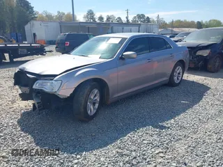 2015 Chrysler 300 Limited z VIN 2C3CCAAG2FH786866, wystawiony jako IAAI lot #41910140 z przebiegiem 183 770 mil mil oraz . Historia ofert i sprzedaży dostępna na DreamBid. Obrazek 20.