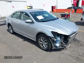 2017 Volkswagen Passat S z VIN 1VWAT7A36HC020712, wystawiony jako IAAI lot #42161474 z przebiegiem 61 367 mil mil oraz . Historia ofert i sprzedaży dostępna na DreamBid. Obrazek 1.
