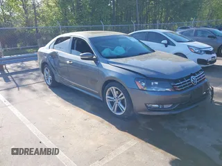 2015 Volkswagen Passat SEL Premium z VIN 1VWCV7A31FC067016, wystawiony jako IAAI lot #42051515 z przebiegiem 102 692 mil mil oraz . Historia ofert i sprzedaży dostępna na DreamBid. Obrazek 1.