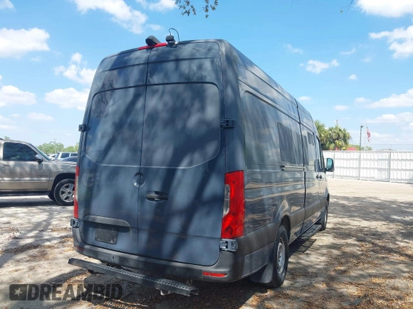2019 Mercedes-Benz Sprinter Cargo z VIN WD4PF1CD6KP128194, wystawiony jako IAAI lot #41799320 z przebiegiem 111 189 mil mil oraz . Historia ofert i sprzedaży dostępna na DreamBid. Obrazek 4.