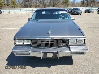 1986 Cadillac DeVille z VIN 1G6CD6984G4341470, wystawiony jako Copart lot #52592805 z przebiegiem 24 359 mil mil oraz Czysty tytuł • Clean title. Historia ofert i sprzedaży dostępna na DreamBid. Obrazek 5.