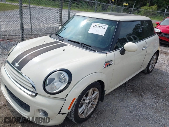 2011 MINI Hardtop z VIN WMWSU3C53BT182779, wystawiony jako IAAI lot #42278116 z przebiegiem 83 970 mil mil oraz . Historia ofert i sprzedaży dostępna na DreamBid. Obrazek 2.