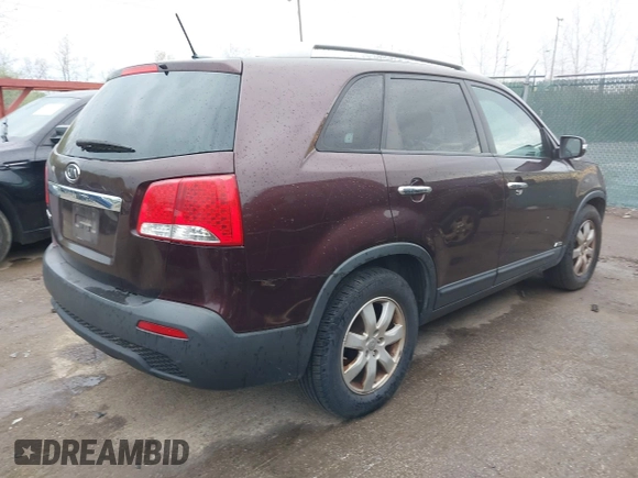 2013 Kia Sorento LX with VIN 5XYKTDA21DG348056, listed as a IAAI auction lot 42020513 with 233,308 mi miles. Bid and sale history available at carsss.com. Image 4.