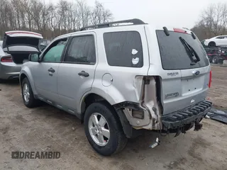 2011 Ford Escape XLT z VIN 1FMCU9DG1BKB17330, wystawiony jako IAAI lot #41822516 z przebiegiem 154 243 mil mil oraz . Historia ofert i sprzedaży dostępna na DreamBid. Obrazek 3.