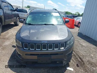 2018 Jeep Compass Latitude z VIN 3C4NJDBB7JT103901, wystawiony jako IAAI lot #42358749 z przebiegiem 91 083 mil mil oraz . Historia ofert i sprzedaży dostępna na DreamBid. Obrazek 12.