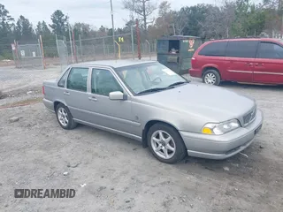 1999 Volvo S70 z VIN YV1LS55AXX1584296, wystawiony jako IAAI lot #41171386 z przebiegiem 163 872 mil mil oraz . Historia ofert i sprzedaży dostępna na DreamBid. Obrazek 1.