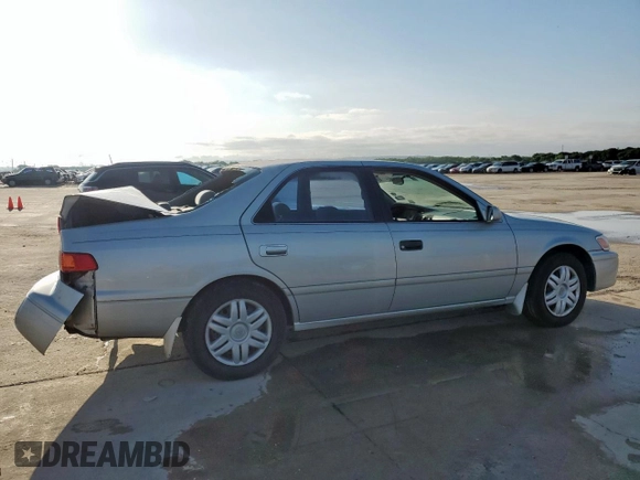 2001 Toyota Camry CE z VIN 4T1BG22K01U085409, wystawiony jako Copart lot #55941765 z przebiegiem 215 062 mil mil oraz Szkoda całkowita • Salvage title. Historia ofert i sprzedaży dostępna na DreamBid. Obrazek 3.