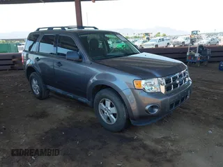 2010 Ford Escape XLS z VIN 1FMCU0C72AKB18921, wystawiony jako IAAI lot #42726446 z przebiegiem 102 809 mil mil oraz . Historia ofert i sprzedaży dostępna na DreamBid. Obrazek 1.