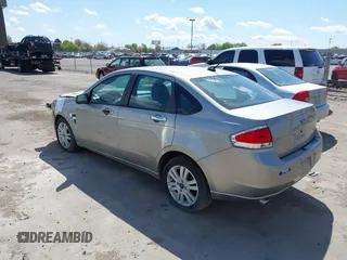 2008 Ford Focus SE z VIN 1FAHP35N78WZ94676, wystawiony jako IAAI lot #42094725 z przebiegiem 106 353 mil mil oraz . Historia ofert i sprzedaży dostępna na DreamBid. Obrazek 3.