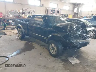 2002 Chevrolet S-10 LS with VIN 1GCCT19W328189054, listed as a IAAI auction lot 41660988 with 217,256 mi miles. Bid and sale history available at carsss.com. Image 1.