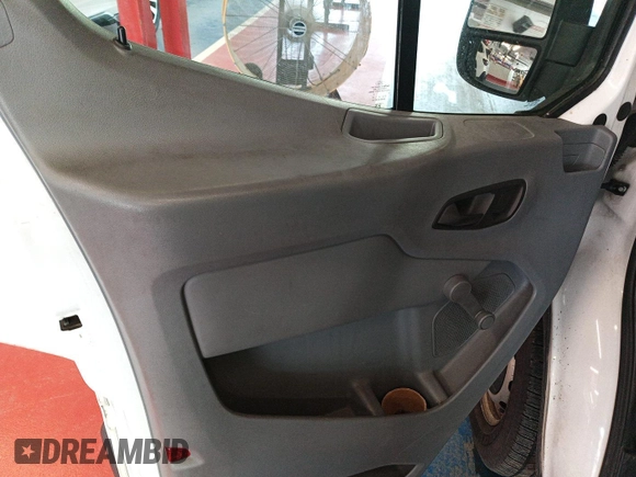 2016 Ford Transit Cargo z VIN 1FTYE1YM8GKB19172, wystawiony jako IAAI lot #42788511 z przebiegiem 143 978 mil mil oraz . Historia ofert i sprzedaży dostępna na DreamBid. Obrazek 22.