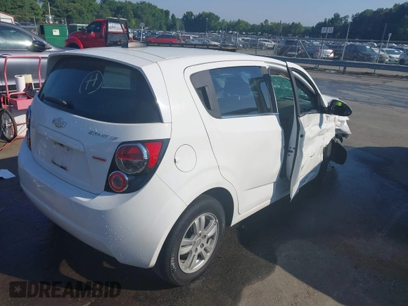 2015 Chevrolet Sonic LT z VIN 1G1JC6SB8F4201796, wystawiony jako IAAI lot #42801612 z przebiegiem 209 607 mil mil oraz . Historia ofert i sprzedaży dostępna na DreamBid. Obrazek 4.
