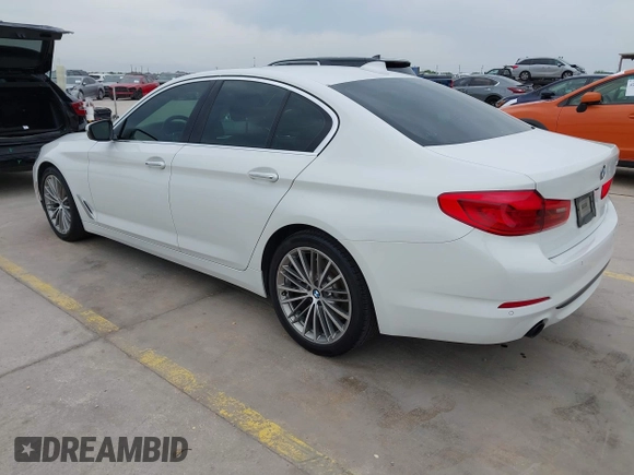 2018 BMW 5 Series 530i z VIN WBAJA5C54JWA39338, wystawiony jako IAAI lot #42107759 z przebiegiem 97 037 mil mil oraz . Historia ofert i sprzedaży dostępna na DreamBid. Obrazek 3.