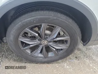 2024 Volkswagen Tiguan SE z VIN 3VV3B7AX3RM105123, wystawiony jako IAAI lot #42796460 z przebiegiem 36 543 mil mil oraz . Historia ofert i sprzedaży dostępna na DreamBid. Obrazek 4.