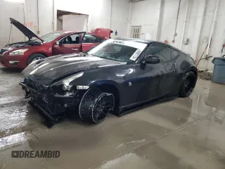 2009 Nissan 370Z z VIN JN1AZ44EX9M407193, wystawiony jako Copart lot #84891734 z przebiegiem 129 296 mil mil oraz Szkoda całkowita • Salvage title. Historia ofert i sprzedaży dostępna na DreamBid. Obrazek 1.