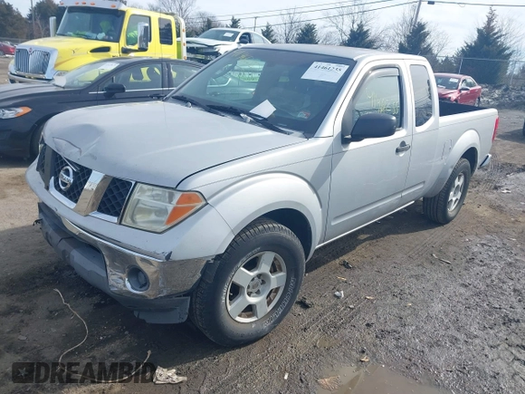 2006 Nissan Frontier SE z VIN 1N6AD06U26C413951, wystawiony jako IAAI lot #41461235 z przebiegiem 236 280 mil mil oraz . Historia ofert i sprzedaży dostępna na DreamBid. Obrazek 2.