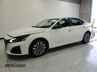 2025 Nissan Altima SV z VIN 1N4BL4DV9SN323228, wystawiony jako Copart lot #58290625 z przebiegiem 7 996 mil mil oraz Czysty tytuł • Clean title. Historia ofert i sprzedaży dostępna na DreamBid. Obrazek 1.