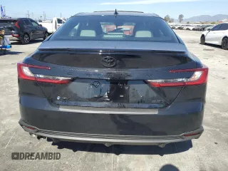 2025 Toyota Camry LE z VIN 4T1DAACK8SU101697, wystawiony jako Copart lot #47858965 z przebiegiem 8 897 mil mil oraz Szkoda całkowita • Salvage title. Historia ofert i sprzedaży dostępna na DreamBid. Obrazek 6.