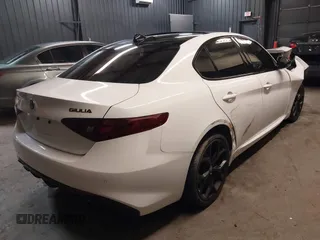 2020 Alfa Romeo Giulia z VIN ZARFANAN9L7630017, wystawiony jako IAAI lot #41676730 z przebiegiem 45 395 mil mil oraz . Historia ofert i sprzedaży dostępna na DreamBid. Obrazek 4.