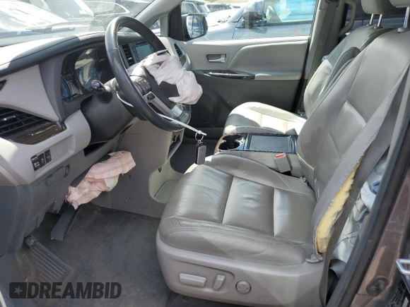 2018 Toyota Sienna XLE z VIN 5TDDZ3DC7JS193517, wystawiony jako Copart lot #53565945 z przebiegiem 111 498 mil mil oraz Szkoda całkowita • Salvage title. Historia ofert i sprzedaży dostępna na DreamBid. Obrazek 7.