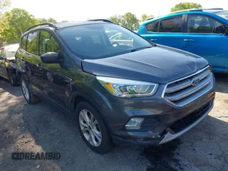 2017 Ford Escape SE z VIN 1FMCU0GDXHUB66813, wystawiony jako IAAI lot #42056150 z przebiegiem 86 915 mil mil oraz . Historia ofert i sprzedaży dostępna na DreamBid. Obrazek 1.