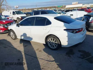 2024 Toyota Camry LE z VIN 4T1R11AK6RU888622, wystawiony jako IAAI lot #41102520 z przebiegiem 12 717 mil mil oraz . Historia ofert i sprzedaży dostępna na DreamBid. Obrazek 14.