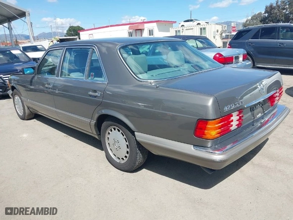 1991 Mercedes-Benz 420 Series 420SEL with VIN WDBCA35E0MA580834, listed as a IAAI auction lot 41949794 with 30,413 mi miles. Bid and sale history available at carsss.com. Image 3.