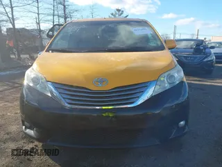 2017 Toyota Sienna XLE Auto Access Seat z VIN 5TDYZ3DC6HS792503, wystawiony jako IAAI lot #41272021 z przebiegiem 109 315 mil mil oraz . Historia ofert i sprzedaży dostępna na DreamBid. Obrazek 11.