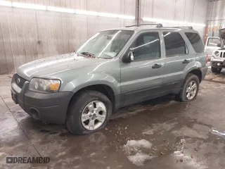 2005 Ford Escape XLT with VIN 1FMYU93165KA74210, listed as a IAAI auction lot 41388896 with 209,807 mi miles. Bid and sale history available at carsss.com. Image 2.