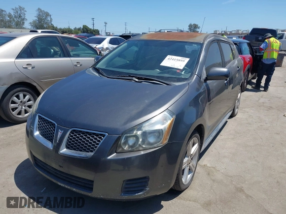 2009 Pontiac Vibe 1SB z VIN 5Y2SP67069Z402305, wystawiony jako IAAI lot #42415895 z przebiegiem 139 533 mil mil oraz . Historia ofert i sprzedaży dostępna na DreamBid. Obrazek 2.