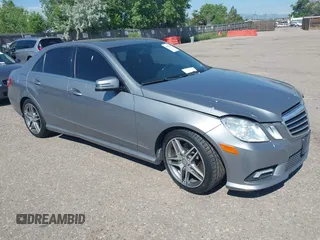 2011 Mercedes-Benz E 350 Luxury z VIN WDDHF8HBXBA470125, wystawiony jako IAAI lot #42457264 z przebiegiem 329 915 mil mil oraz . Historia ofert i sprzedaży dostępna na DreamBid. Obrazek 1.