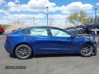 2022 Tesla Model 3 Long Range z VIN 5YJ3E1EBXNF168686, wystawiony jako IAAI lot #41933028 z przebiegiem 57 482 mil mil oraz . Historia ofert i sprzedaży dostępna na DreamBid. Obrazek 13.