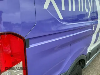 2015 Ford Transit Cargo z VIN 1FTNR1ZM8FKA55185, wystawiony jako IAAI lot #42515954 z przebiegiem 86 918 mil mil oraz . Historia ofert i sprzedaży dostępna na DreamBid. Obrazek 12.