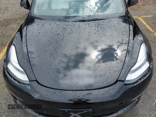 2019 Tesla Model 3 Mid Range z VIN 5YJ3E1EA5KF301714, wystawiony jako Copart lot #55273595 z przebiegiem Nie podano mil oraz Szkoda całkowita • Salvage title. Historia ofert i sprzedaży dostępna na DreamBid. Obrazek 11.