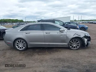 2015 Lincoln MKZ z VIN 3LN6L2J99FR604385, wystawiony jako IAAI lot #42332078 z przebiegiem 116 862 mil mil oraz . Historia ofert i sprzedaży dostępna na DreamBid. Obrazek 13.