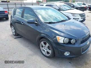 2015 Chevrolet Sonic LTZ z VIN 1G1JE6SB5F4124461, wystawiony jako IAAI lot #42288287 z przebiegiem 115 401 mil mil oraz . Historia ofert i sprzedaży dostępna na DreamBid. Obrazek 1.