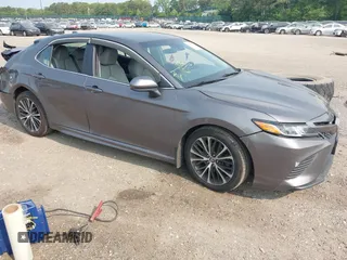 2018 Toyota Camry LE z VIN 4T1B11HK7JU033701, wystawiony jako IAAI lot #42417229 z przebiegiem 49 977 mil mil oraz . Historia ofert i sprzedaży dostępna na DreamBid. Obrazek 1.