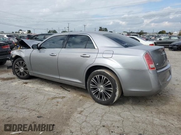 2013 Chrysler 300 S z VIN 2C3CCAGG2DH743939, wystawiony jako Copart lot #73681434 z przebiegiem 169 128 mil mil oraz Szkoda całkowita • Salvage title. Historia ofert i sprzedaży dostępna na DreamBid. Obrazek 2.