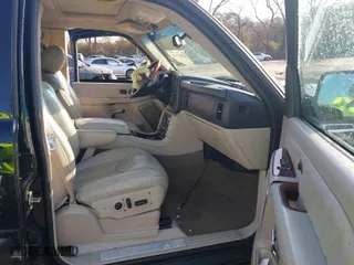 2004 Cadillac Escalade ESV with VIN 3GYFK66N84G329132, listed as a IAAI auction lot 41500501 with 246,455 mi miles. Bid and sale history available at carsss.com. Image 5.