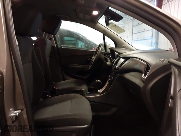2022 Chevrolet Trax LS z VIN KL7CJNSM5NB509906, wystawiony jako IAAI lot #41833742 z przebiegiem 29 592 mil mil oraz . Historia ofert i sprzedaży dostępna na DreamBid. Obrazek 5.