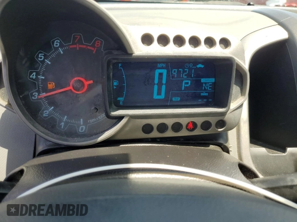 2014 Chevrolet Sonic LT z VIN 1G1JC5SH9E4199067, wystawiony jako Copart lot #61065235 z przebiegiem Nie podano mil oraz Szkoda całkowita • Salvage title. Historia ofert i sprzedaży dostępna na DreamBid. Obrazek 9.