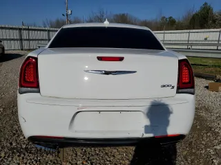 2020 Chrysler 300 S z VIN 2C3CCABG1LH145752, wystawiony jako Copart lot #48786265 z przebiegiem 51 832 mil mil oraz Czysty tytuł • Clean title. Historia ofert i sprzedaży dostępna na DreamBid. Obrazek 6.