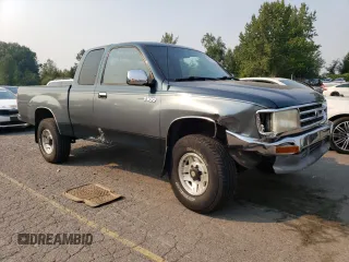 1996 Toyota T100 SR5 z VIN JT4UN24D3T0032313, wystawiony jako Copart lot #70693914 z przebiegiem 210 021 mil mil oraz Szkody całkowita. Historia ofert i sprzedaży dostępna na DreamBid. Obrazek 4.