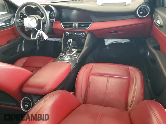 2020 Alfa Romeo Giulia z VIN ZARFAMAN0L7631437, wystawiony jako Copart lot #55608895 z przebiegiem 59 047 mil mil oraz Nie do naprawy • Non repairable. Historia ofert i sprzedaży dostępna na DreamBid. Obrazek 8.