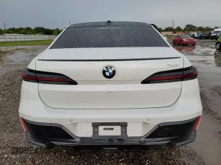 2024 BMW 7 Series 740i z VIN WBA23EH01RCR57859, wystawiony jako Copart lot #62336024 z przebiegiem Nie podano mil oraz Czysty tytuł • Clean title. Historia ofert i sprzedaży dostępna na DreamBid. Obrazek 6.