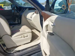 2015 Infiniti QX80 z VIN JN8AZ2NC8F9370971, wystawiony jako IAAI lot #40405096 z przebiegiem 71 990 mil mil oraz . Historia ofert i sprzedaży dostępna na DreamBid. Obrazek 5.