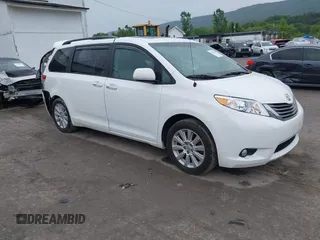 2013 Toyota Sienna XLE z VIN 5TDDK3DC5DS051336, wystawiony jako IAAI lot #42391686 z przebiegiem 67 360 mil mil oraz . Historia ofert i sprzedaży dostępna na DreamBid. Obrazek 1.