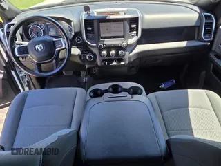2022 Ram 2500 Big Horn z VIN 3C6UR5DJ3NG313061, wystawiony jako Copart lot #64436165 z przebiegiem 32 580 mil mil oraz Czysty tytuł • Clean title. Historia ofert i sprzedaży dostępna na DreamBid. Obrazek 9.