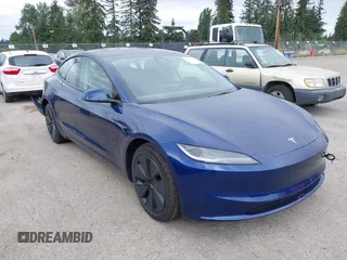 2025 Tesla Model 3 Long Range z VIN 5YJ3E1EB4SF928980, wystawiony jako IAAI lot #42260832 z przebiegiem 4 870 mil mil oraz . Historia ofert i sprzedaży dostępna na DreamBid. Obrazek 1.